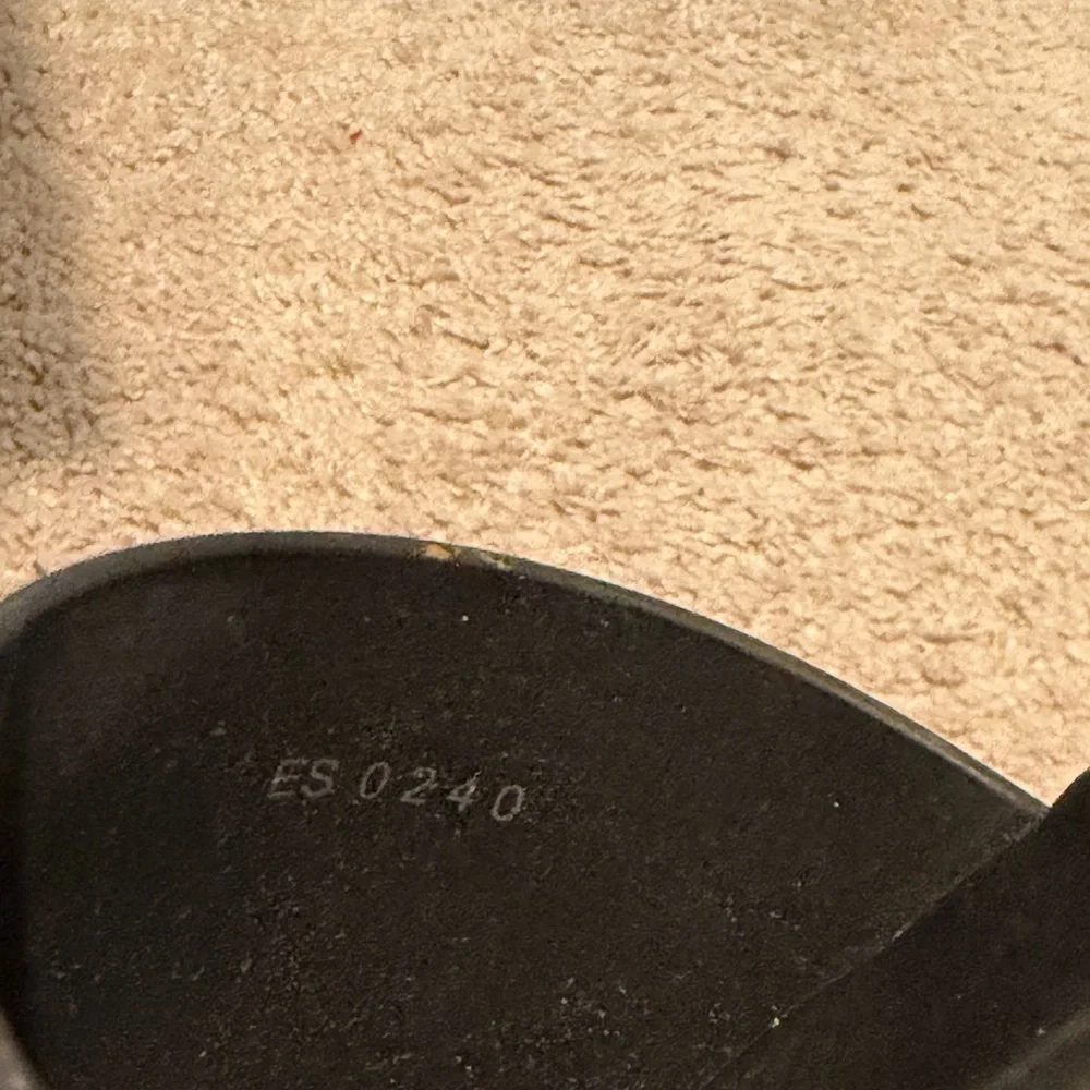 Givenchy Black and White Logo Slides - Picture 4 of 7